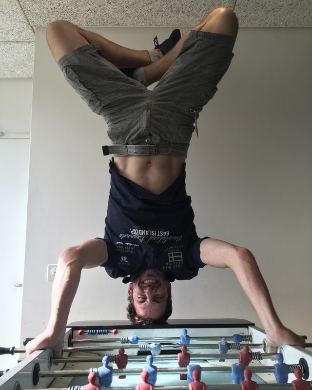 Stefan Flury macht Kopfstand. Stefan Flury macht Kopfstand.