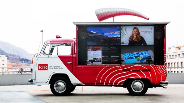 In VW bus decoraus tenor il coroporate identity design dad RTR. La part davos dal bus è bajegia enturn en stil da camiunetta. La vart da la part davos e averta. Ins vesa quatter visurs cun cuntigns dad RTR In VW bus decoraus tenor il coroporate identity design dad RTR. La part davos dal bus è bajegia enturn en stil da camiunetta. La vart da la part davos e averta. Ins vesa quatter visurs cun cuntigns dad RTR