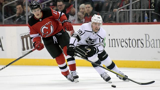 Nico Hischier (links) im Zweikampf mit Tanner Pearson Nico Hischier (links) im Zweikampf mit Tanner Pearson