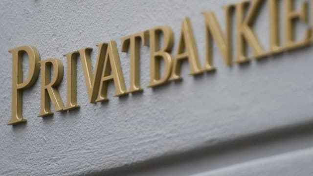 Das Wort Privatbankiers in goldenen Buchtaben auf einer Fassade. Das Wort Privatbankiers in goldenen Buchtaben auf einer Fassade.