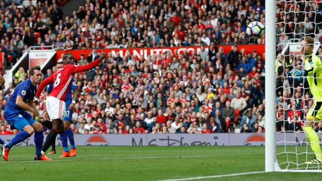 Paul Pogba nickt nach einem Eckball den Ball ins Tor. Paul Pogba nickt nach einem Eckball den Ball ins Tor.