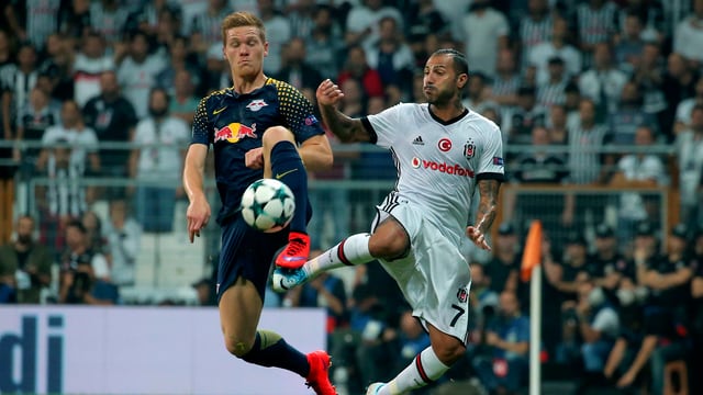 Besiktas Ricardo Quaresma und Marcel Halstenberg kämpfen um den Ball. Besiktas Ricardo Quaresma und Marcel Halstenberg kämpfen um den Ball.