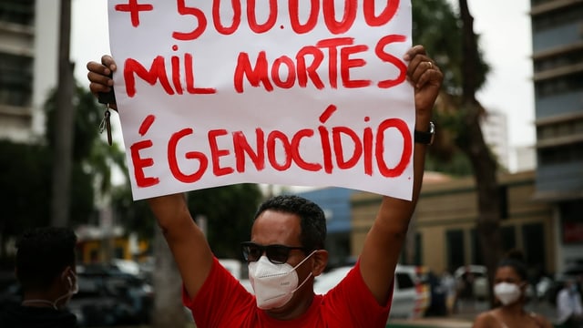 Ein Demonstrant in Brasilien mit einem Plakat. Ein Demonstrant in Brasilien mit einem Plakat.