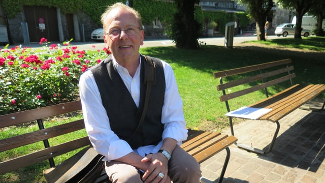 Mann auf Parkbank Mann auf Parkbank