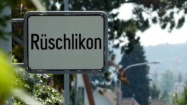 Die Ortstafel von Rüschlikon. Die Ortstafel von Rüschlikon.