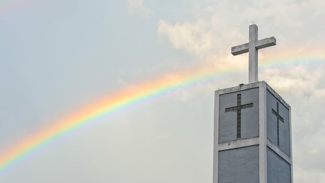 Regenbogen über einem Kirchturm. Regenbogen über einem Kirchturm.