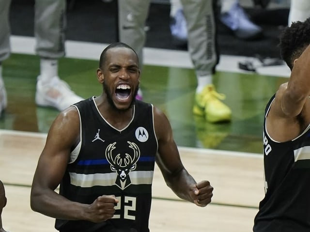 Khris Middleton bei einer Jubelgeste auf dem Parkett. Khris Middleton bei einer Jubelgeste auf dem Parkett.