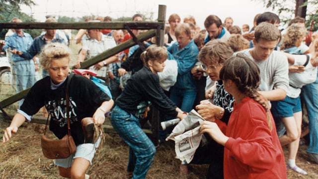 DDR-Büger flüchten über die Grenze in der Nähe von Sopron. DDR-Büger flüchten über die Grenze in der Nähe von Sopron.