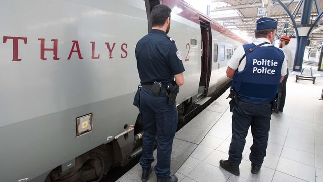 Polizisten vor einem Thalys-Zug. Polizisten vor einem Thalys-Zug.