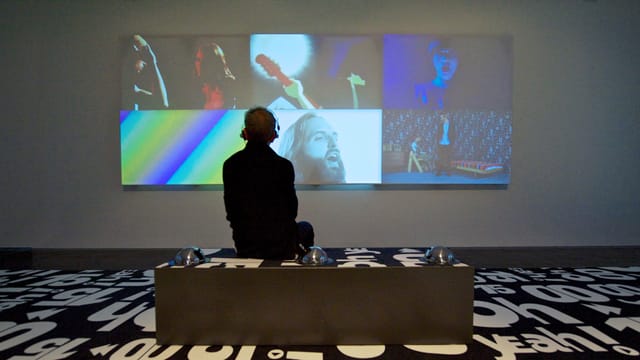 Die Ausstellung „Oh Yeah!“ zeigt auch 42 Musikvideos aktueller Schweizer Künstler und Bands. Die Ausstellung „Oh Yeah!“ zeigt auch 42 Musikvideos aktueller Schweizer Künstler und Bands.