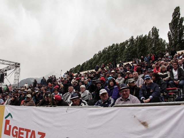 Trotz stürmischen Wetter, sind die Ränge der Arena in Aporz voll.
