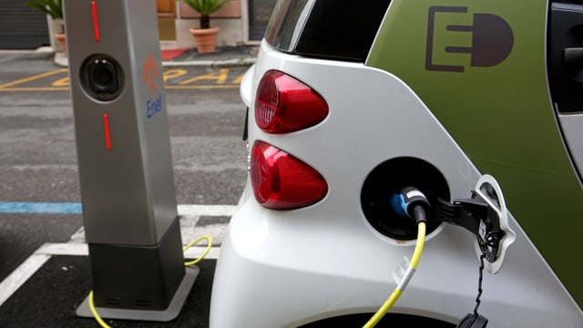 Ein E-Mobil mit einem Stecker, der die Batterien auflädt. Ein E-Mobil mit einem Stecker, der die Batterien auflädt.