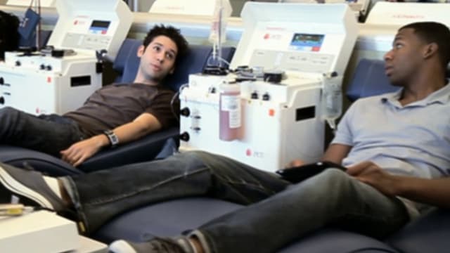 Zwei junge Männer, die Blutplasma spenden. Zwei junge Männer, die Blutplasma spenden.