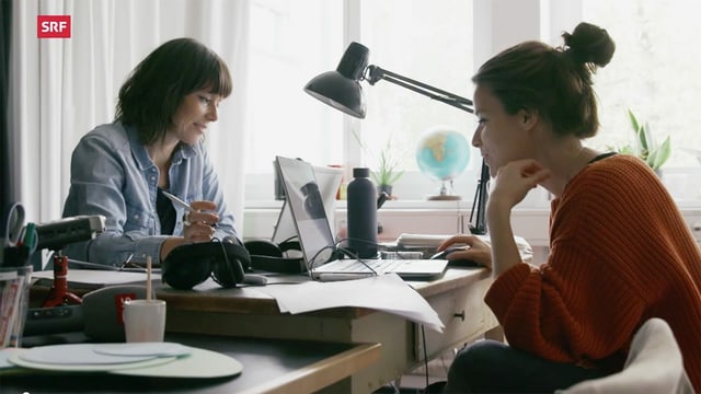 zwei Journalistinnen im Büro vor Laptops zwei Journalistinnen im Büro vor Laptops