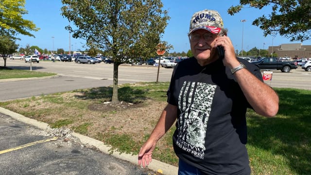 Mann am Telefon mit Trump-Cap. Mann am Telefon mit Trump-Cap.