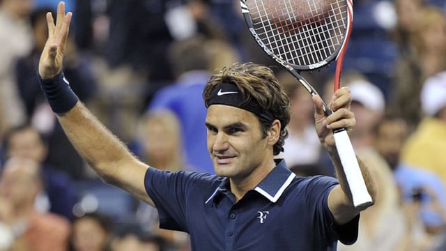 Roger Federer in einer Siegespose.
