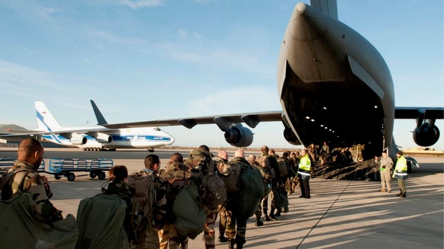Französische Soldaten besteigen ein Militärflugzeug im südfranzösischen Istres. Französische Soldaten besteigen ein Militärflugzeug im südfranzösischen Istres.