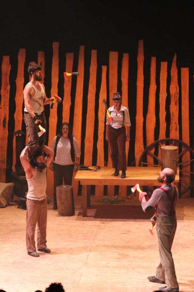 Beile fliegen durch die Luft: Die Jonglier-Nummer beim «Cirque Alfonse». Beile fliegen durch die Luft: Die Jonglier-Nummer beim «Cirque Alfonse».