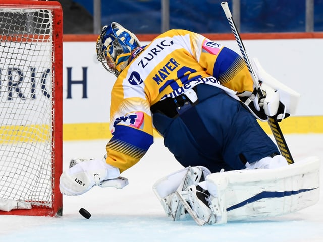 HCD-Keeper Robert Mayer greift nach dem Puck HCD-Keeper Robert Mayer greift nach dem Puck