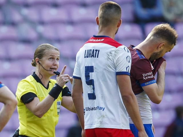 Schiedsrichterin Esther Staubli in Aktion