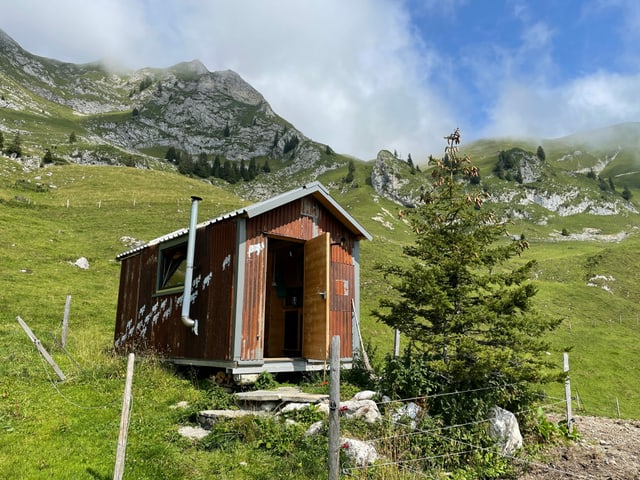 Eines der Gebäude ist ein sogenanntes «Tiny House» und bietet Unterkunft.