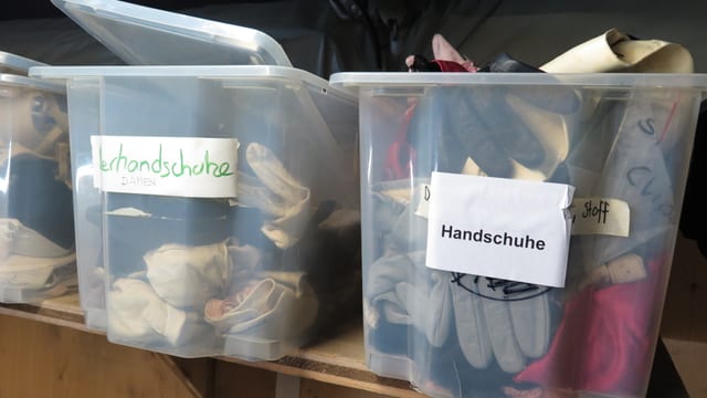 Zwei Behälter mit Handschuhen Zwei Behälter mit Handschuhen