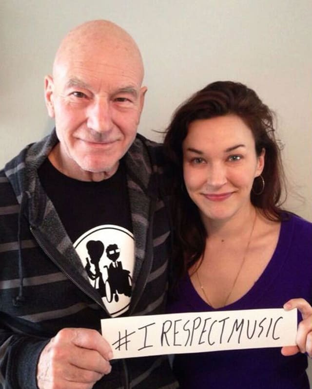 Man sieht Patrick Stewart mit dem Schild «I Respect Music». Man sieht Patrick Stewart mit dem Schild «I Respect Music».