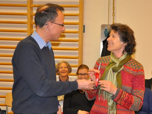 Jürg Wasescha ha surdà ses chor per ina prova a Josefina Blumenthal-Cadruvi. Jürg Wasescha ha surdà ses chor per ina prova a Josefina Blumenthal-Cadruvi.