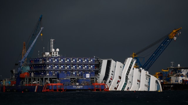 Die gekenterte «Costa Concordia», darum herum Bergungsmaterial. Die gekenterte «Costa Concordia», darum herum Bergungsmaterial.