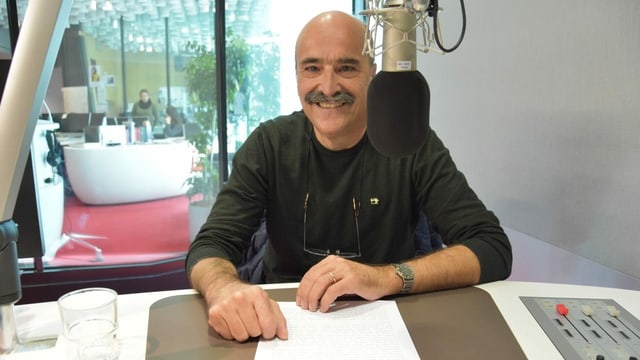 purtret da dumenic andry en il studio da RTR. purtret da dumenic andry en il studio da RTR.
