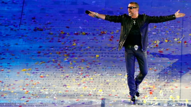 George Michael durant la ceremonia finala dals gieus olimpics a Londra 2012. George Michael durant la ceremonia finala dals gieus olimpics a Londra 2012.