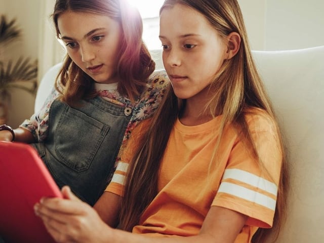 Zwei Mädchen am iPad Zwei Mädchen am iPad