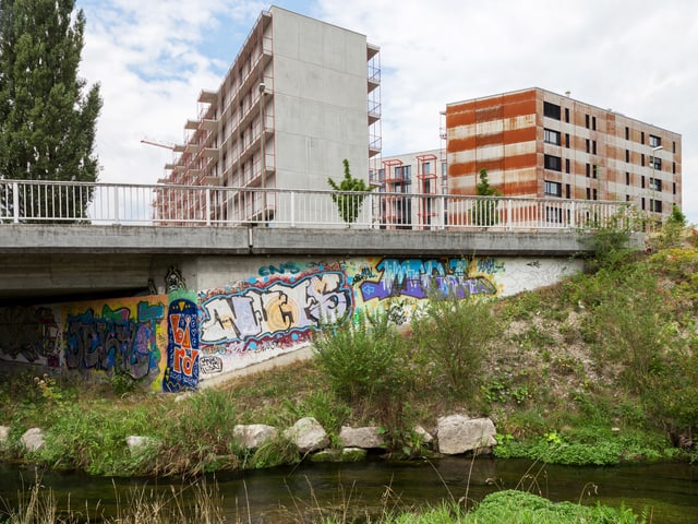 Zwei massige Blocks der Zwicky-Überbauung Zwei massige Blocks der Zwicky-Überbauung