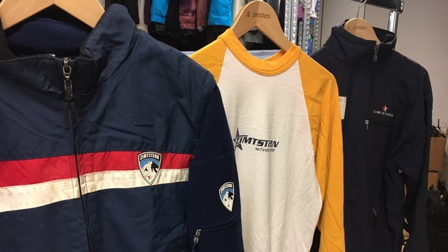 2 Skijacken und 1 T-Shirt hängen in den Büroräumlichkeiten von Zimtstern in Suhr im Aargau. 2 Skijacken und 1 T-Shirt hängen in den Büroräumlichkeiten von Zimtstern in Suhr im Aargau.