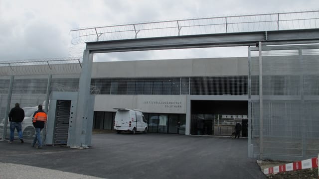 Blick auf den Eingang, der mit Nato-Draht gesichert ist. Blick auf den Eingang, der mit Nato-Draht gesichert ist.