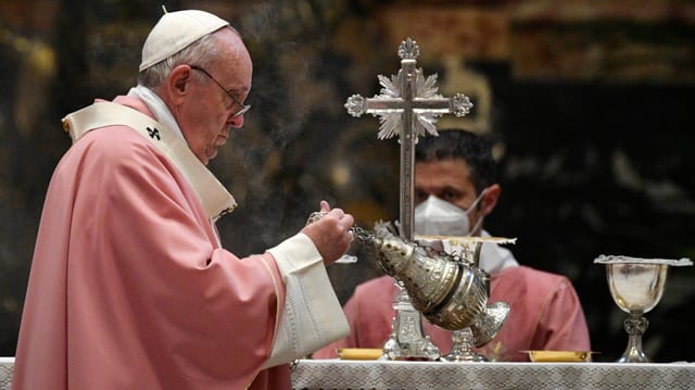 Papst Franzsikus verteilt Weihrauch an einer Messe .