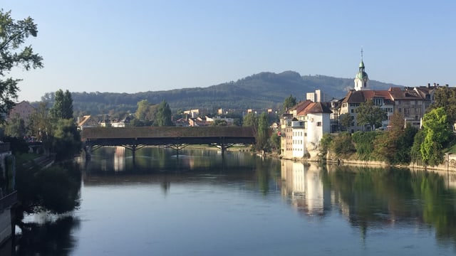 Holzbrücke über Fluss Holzbrücke über Fluss