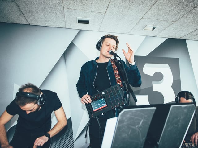 DJ Arts (links) und Dabu Bucher performen «Nacht» von Breitbild.