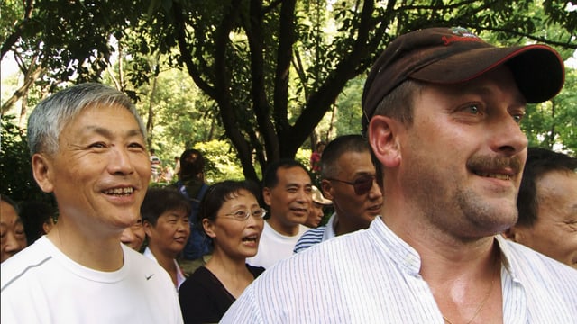 Eine europäischer Mann mit einer Gruppe Chinesen. Eine europäischer Mann mit einer Gruppe Chinesen.