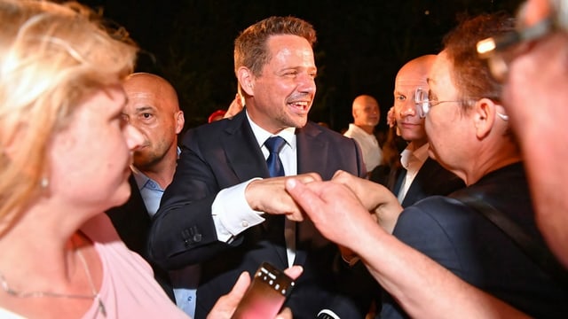 Rafal Trzaskowski lässt sich feiern. Rafal Trzaskowski lässt sich feiern.