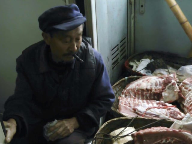 Ein Fahrgast transportiert Fleisch. Ein Fahrgast transportiert Fleisch.