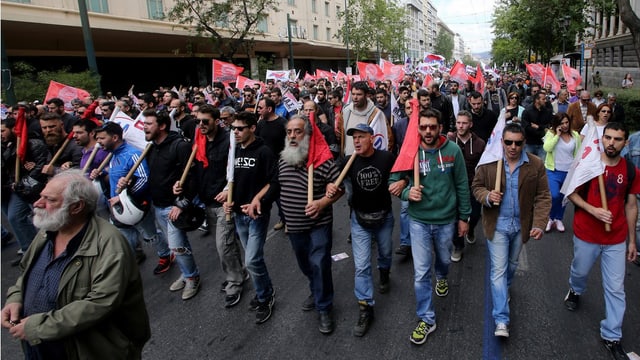 Demonstranten mit Flaggen auf einer Strasse. Demonstranten mit Flaggen auf einer Strasse.