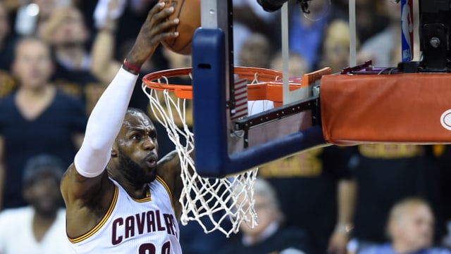 LeBron James mit einem Dunk LeBron James mit einem Dunk