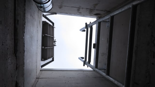 Blick in einen Schacht. Blick in einen Schacht.