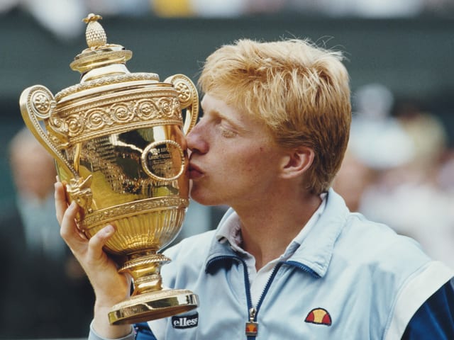 Boris Becker küsst 1985 die Wimbledon-Trophäe.