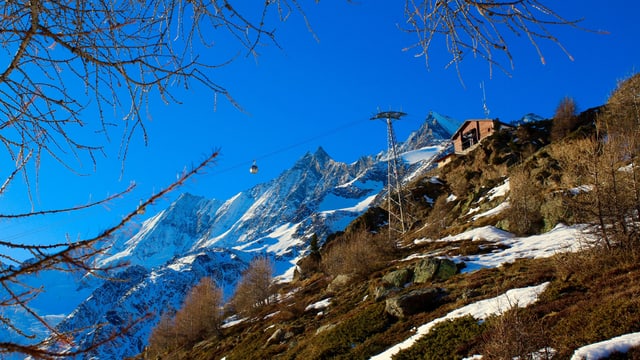 Grüne Hänge am 26. Dezember oberhalb von Saas Fee. Grüne Hänge am 26. Dezember oberhalb von Saas Fee.