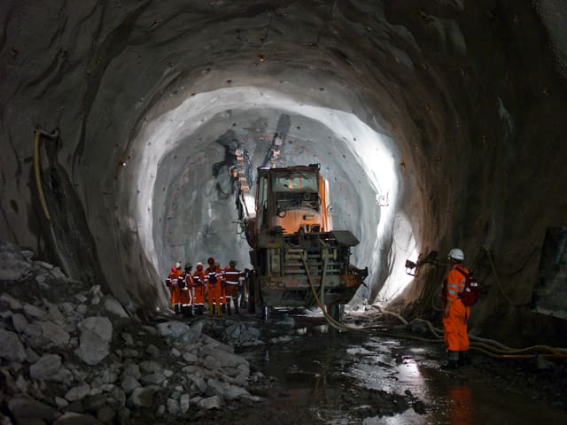 Eine Maschine und ein paar Mineure im Tunnel. Eine Maschine und ein paar Mineure im Tunnel.