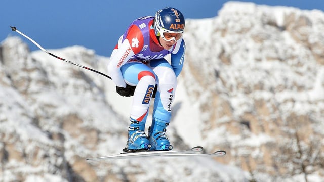 Dominique Gisin bei einem Sprung auf der Abfahrtsstrecke in Cortina d'Ampezzo Dominique Gisin bei einem Sprung auf der Abfahrtsstrecke in Cortina d'Ampezzo