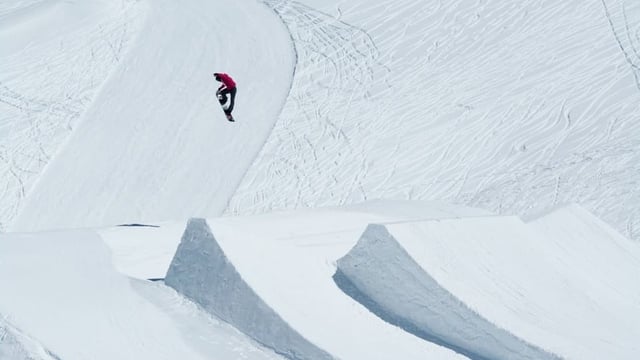 Snowboarderin bei Schanze Snowboarderin bei Schanze