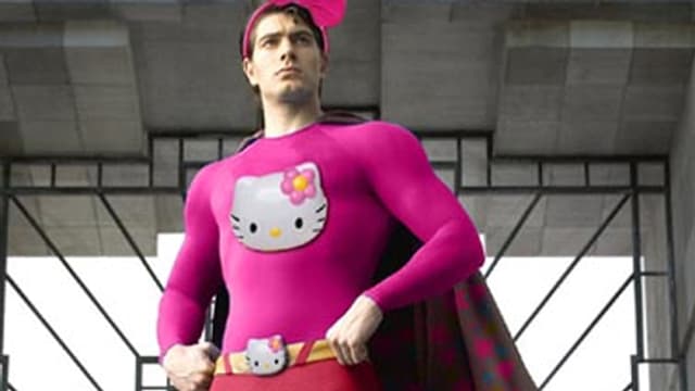 Supermandarsteller im pinkfarbenen Kostüm mit Hello-Kitty Logo auf der Brust Supermandarsteller im pinkfarbenen Kostüm mit Hello-Kitty Logo auf der Brust